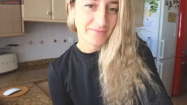 Snapshot of Lunamix chatting on February 14, 2026, 1:00 pm Lunamix online show from February 14, 2026, 1:00 pm