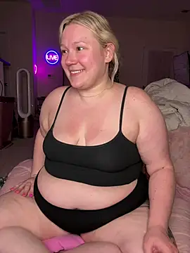 PiggyRose online show from April 28, 2026, 2:27 am