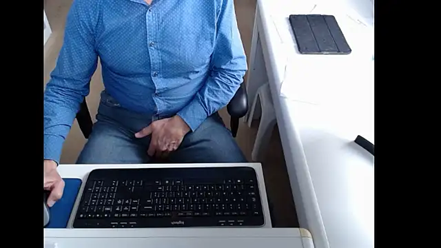 dutchpornking online show from October 31, 2025, 9:06 am