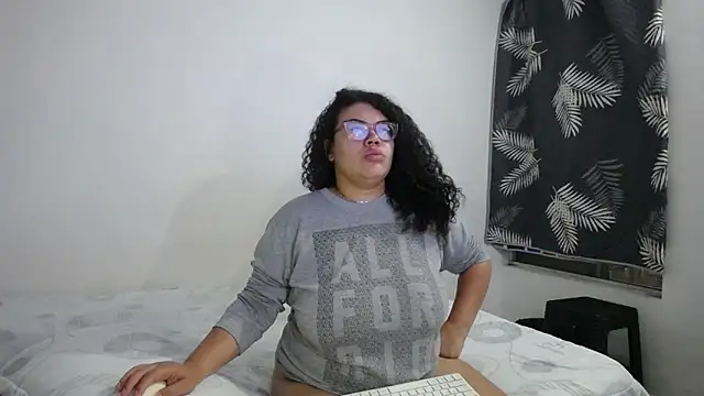mabigomez00 online show from April 24, 2026, 9:22 am