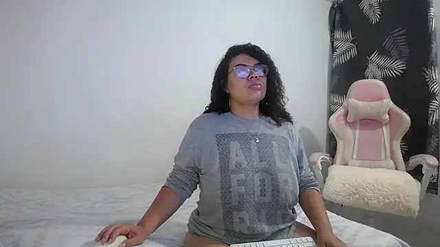 mabigomez00 online show from November 3, 2025, 9:35 am