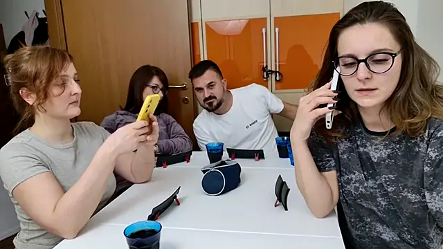 Tinas5 online show from November 28, 2025, 8:42 pm