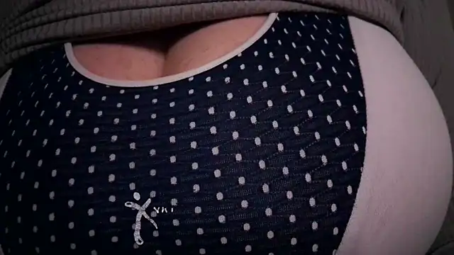 AnnyelinnaLove online show from December 5, 2025, 9:23 pm