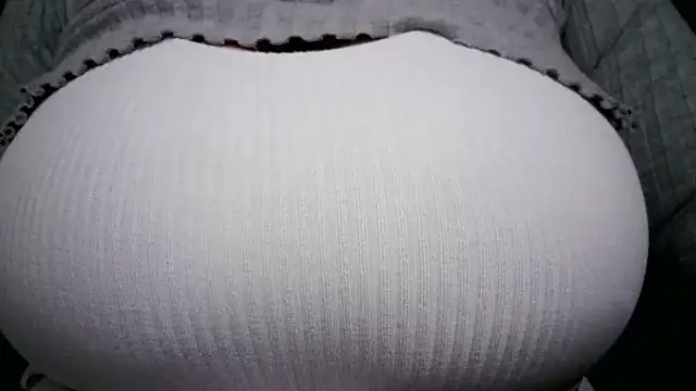 Snapshot of AnnyelinnaLove chatting on March 20, 2026, 12:33 am AnnyelinnaLove online show from March 20, 2026, 12:33 am