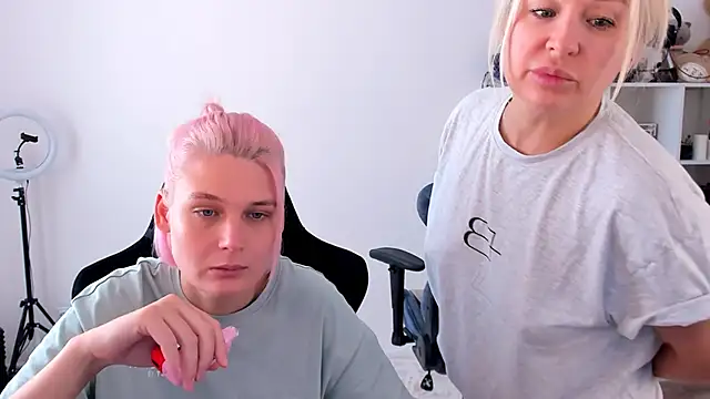 hotblonds online show from September 29, 2025, 10:44 am