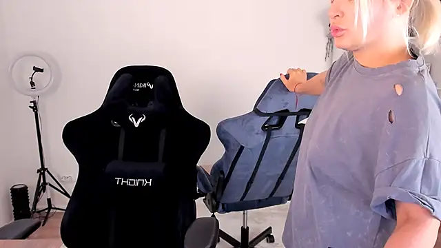 hotblonds online show from October 5, 2025, 2:52 pm