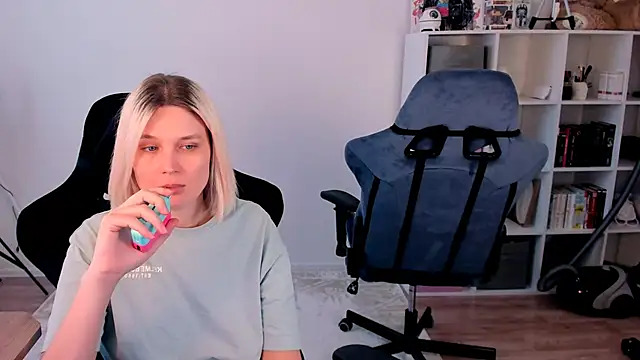 hotblonds online show from January 9, 2026, 12:01 pm