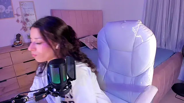 Amaia Daniells online show from March 17, 2025, 3:36 am