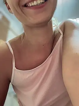 YOUR-KARINA online show from September 19, 2025, 4:33 pm