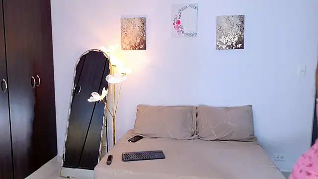 SarahCinnamon- online show from April 21, 2026, 8:37 pm