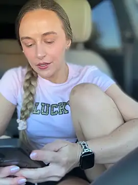 lunagirl13 online show from September 24, 2025, 4:57 pm