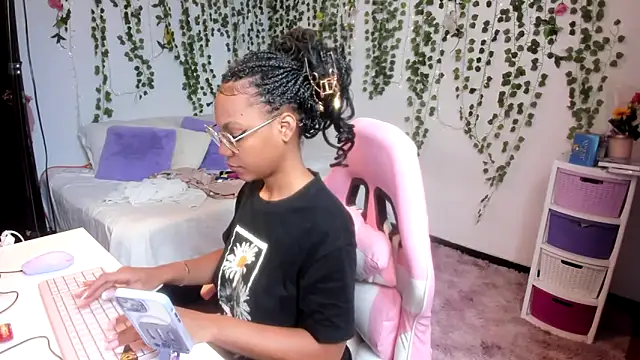 Snapshot of violeta_milleer chatting on March 13, 2026, 6:46 pm violeta milleer online show from March 13, 2026, 6:46 pm