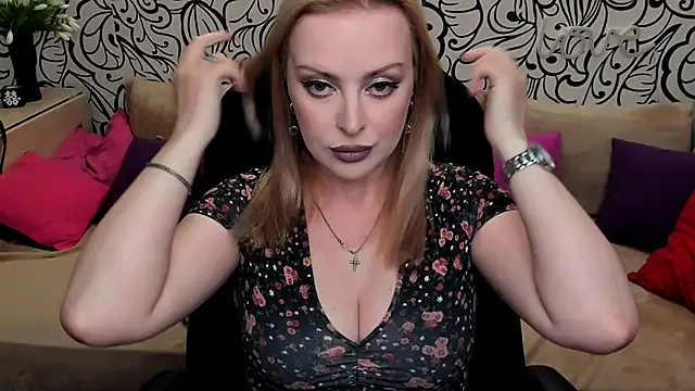 Hotdreamhere online show from June 19, 2026, 4:13 pm