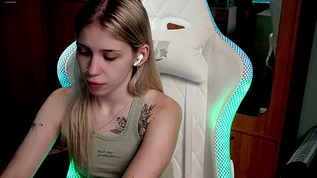 ho1yho1e online show from October 1, 2025, 6:56 pm