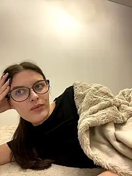 little belucci online show from November 4, 2025, 6:01 pm