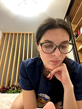 little belucci online show from October 22, 2025, 3:33 pm