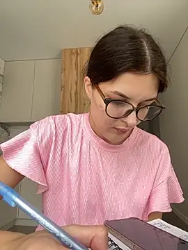 little belucci online show from September 12, 2025, 10:04 am