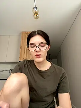 little belucci online show from November 6, 2025, 10:41 am