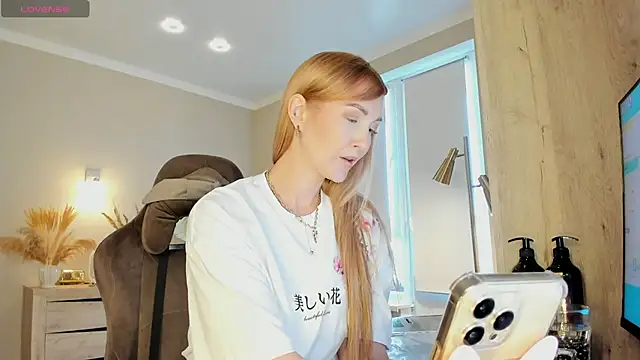 Snapshot of HotyPlays chatting on March 15, 2026, 11:06 am HotyPlays online show from March 15, 2026, 11:06 am