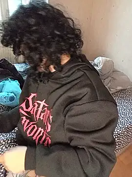 callmelouve online show from October 17, 2025, 4:31 pm