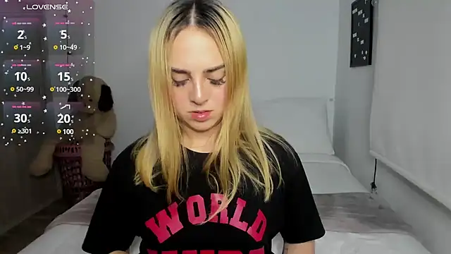 sophi mooreno online show from March 21, 2025, 5:00 am