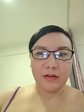 LILYsweetfcup online show from July 13, 2026, 4:17 pm