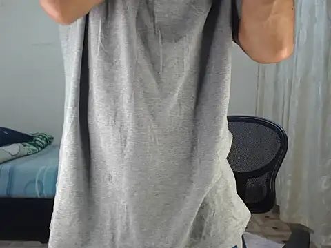 emiliano hottt online show from October 3, 2025, 10:11 pm