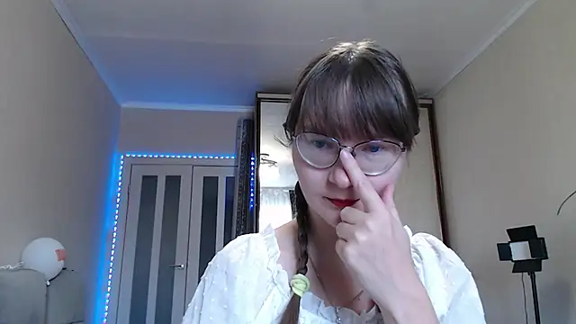 KiraGoldens online show from September 26, 2025, 5:14 am