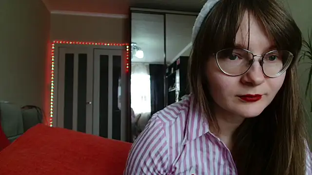 KiraGoldens online show from February 10, 2026, 8:24 am