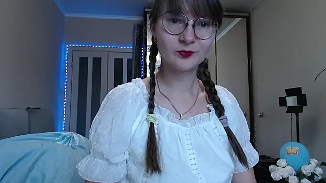 KiraGoldens online show from September 24, 2025, 6:31 am