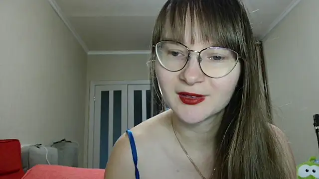 KiraGoldens online show from November 13, 2025, 6:50 am