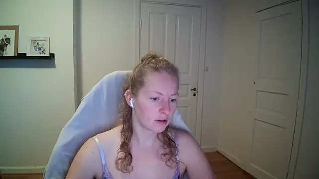 Girlnina-1995 online show from September 25, 2025, 8:09 am