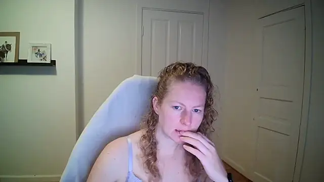 Girlnina-1995 online show from October 6, 2025, 6:58 am