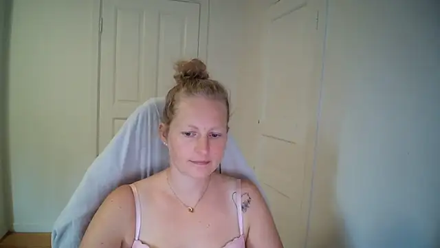 Girlnina-1995 online show from July 20, 2026, 10:39 am