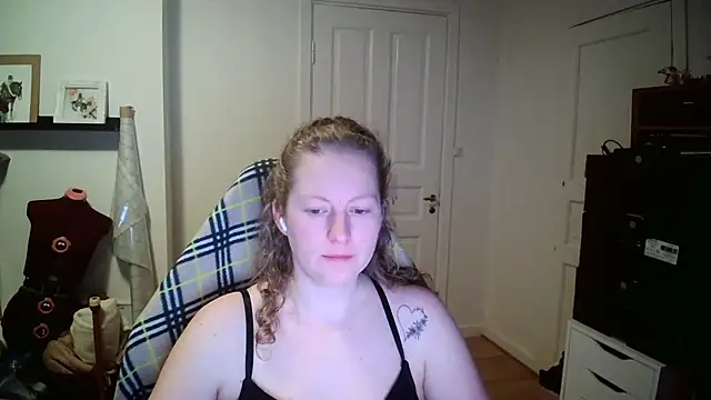 Girlnina-1995 online show from January 12, 2026, 8:36 pm