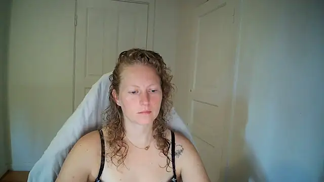Girlnina-1995 online show from July 21, 2026, 6:15 am