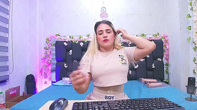  carolina fox online show from September 18, 2025, 3:09 am