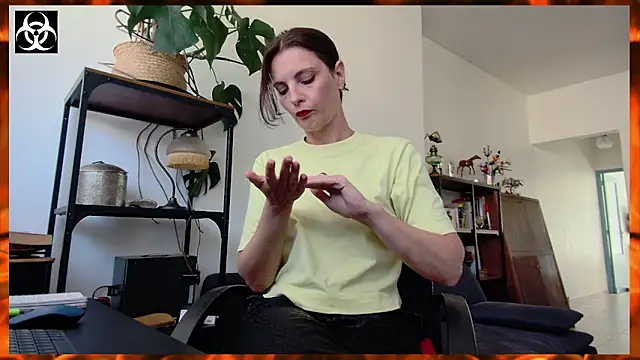 LanaCorona online show from September 19, 2025, 1:04 pm