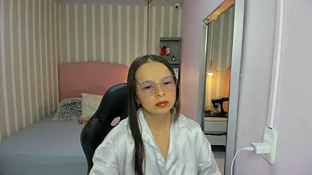 LORELAIGIVEN online show from September 18, 2025, 12:19 pm