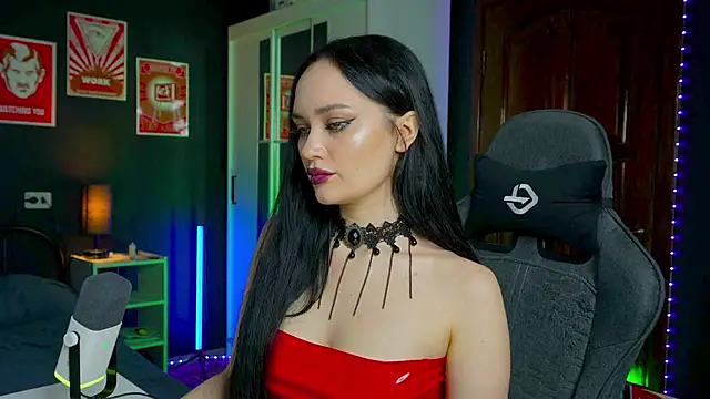 QueenAliss online show from November 3, 2025, 6:07 am