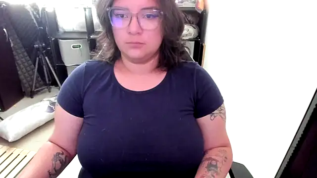 aika-dreams online show from December 4, 2025, 1:21 pm