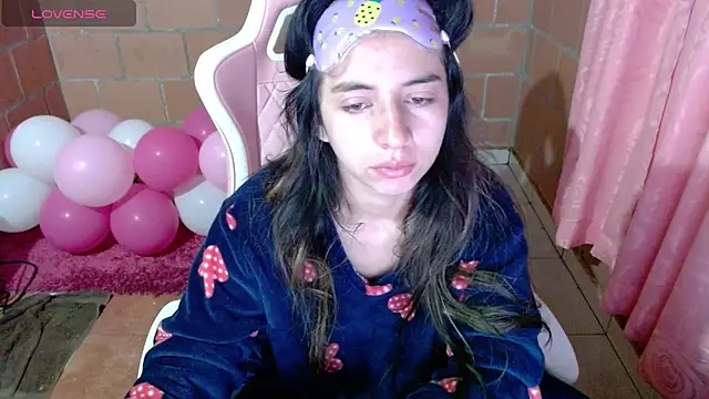 Maggie Fox3 online show from June 14, 2026, 2:35 am