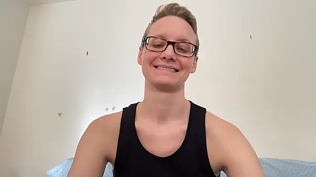 Snapshot of LeahWilde chatting on February 14, 2025, 5:03 pm LeahWilde online show from February 14, 2025, 5:03 pm