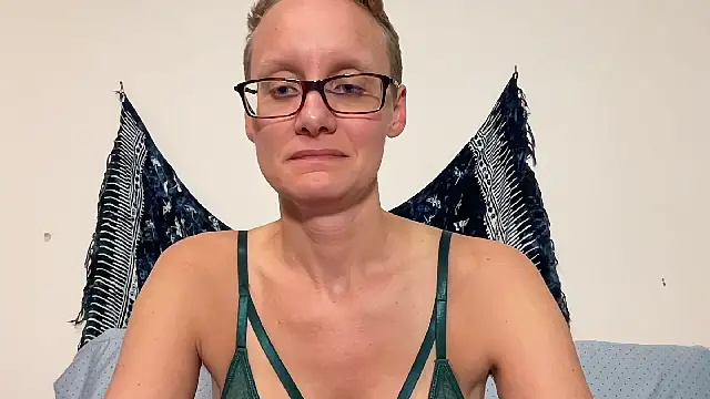 Snapshot of LeahWilde chatting on January 3, 2025, 1:59 am LeahWilde online show from January 3, 2025, 1:59 am