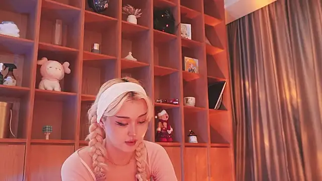 hyun chia online show from November 25, 2025, 2:12 am