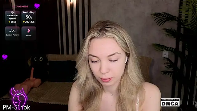 Snapshot of Holl1Would chatting on March 12, 2026, 8:35 pm Holl1Would online show from March 12, 2026, 8:35 pm