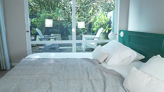 aisha es online show from December 17, 2025, 1:05 pm