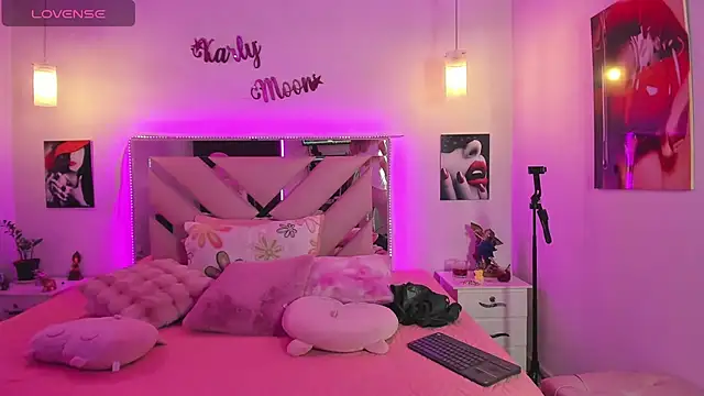 Karly moon online show from November 19, 2025, 5:13 pm