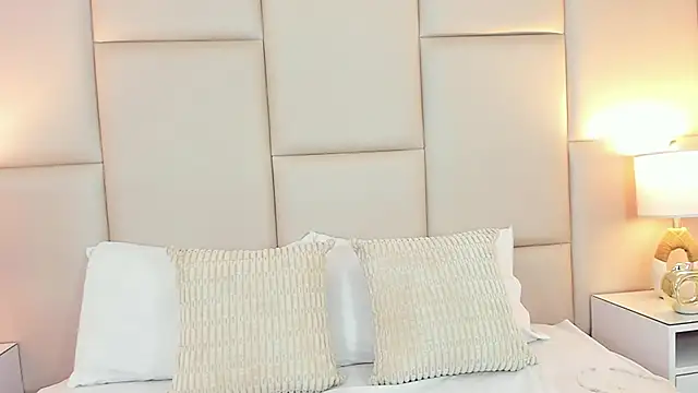 Snapshot of AntoniaRoss_ chatting on March 6, 2026, 1:06 pm AntoniaRoss online show from March 6, 2026, 1:06 pm