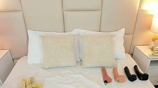 Snapshot of AntoniaRoss_ chatting on March 23, 2026, 12:05 pm AntoniaRoss online show from March 23, 2026, 12:05 pm